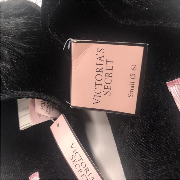 New Victoria’s Secret Pom Pom Slippers Small Soft Plush Black - Picture 6 of 10